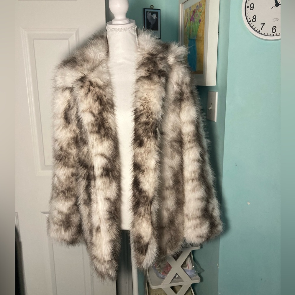 Elegant Faux Fur Coat in Gray and White - Picture 14 of 15